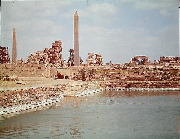 Kilátás a Szent tóra, Amun templomára alkotó: Egyptian
