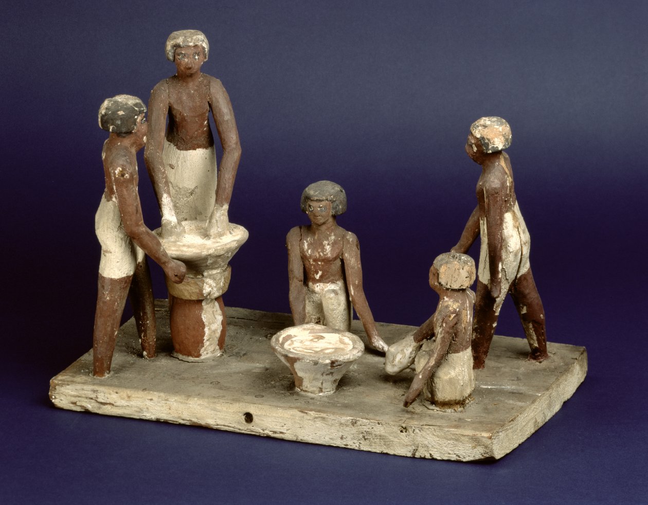 Öt sörfőző férfi modellje, Beni Hasanból, Közép-Királyságból, ie 2035-1668 körül (festett fa) alkotó: Egyptian 11th Dynasty