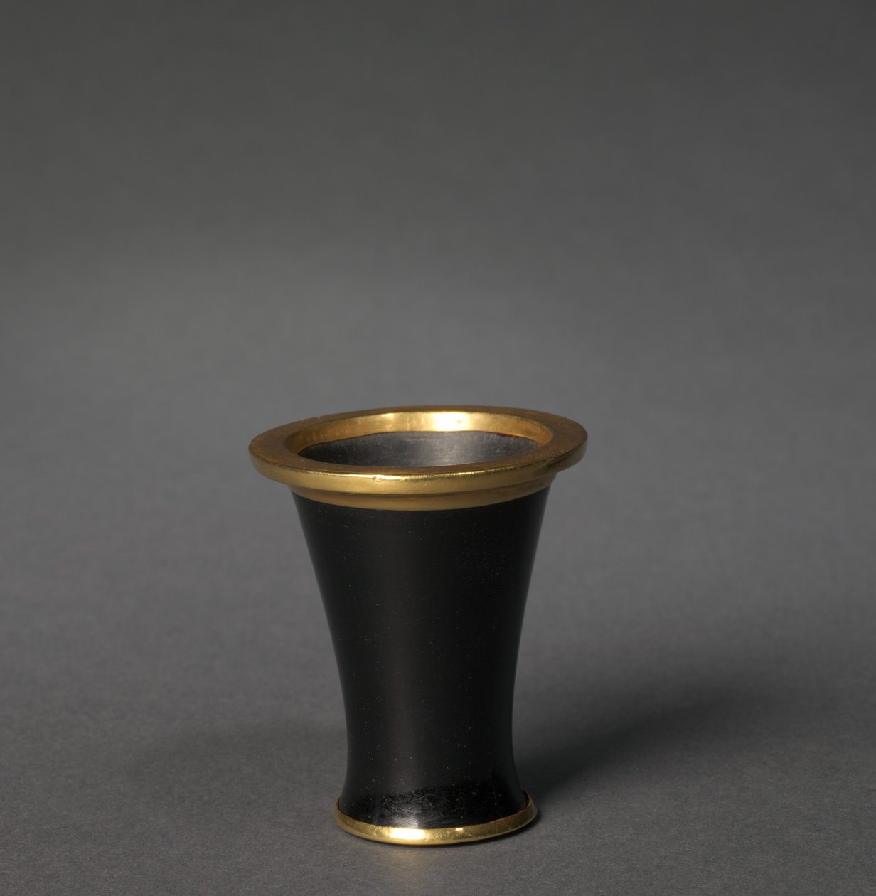 Kozmetikai edény (főzőpohár), ie 1859-1814 (obszidián és arany) alkotó: Egyptian 12th Dynasty