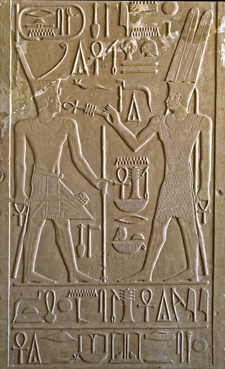 Egyiptomi antikvitás: I. Sesostrist ábrázoló hieroglifa, amely Amon RA kezéből kapja az élet és egészség szimbólumait - I. Szeszosztrisz fáraó fehér kápolnája (Kr. e. 1962-1928) 12. dinasztia, Amon isten tiszteletére épült szentély - nyitott égbolt Múzeum  alkotó: Egyptian 12th Dynasty