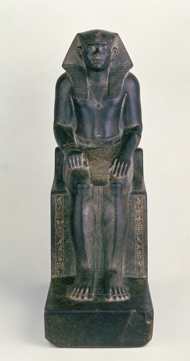 III. Sesostris ülő szobra, Hierakonpolisból, Középbirodalomból (fekete gránit) alkotó: Egyptian 12th Dynasty