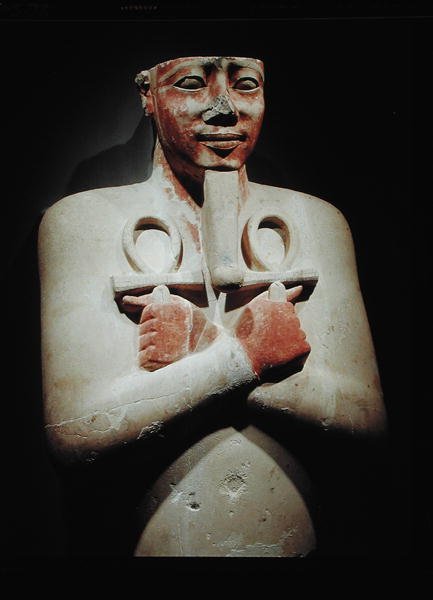 I. Sesostris (Kr. e. 1918-1875) szobra, aki két kezében az ankh-t tartja keresztbe a mellkasán, a karnaki templomból, Új Királyságból (festett kő) alkotó: Egyptian 12th Dynasty