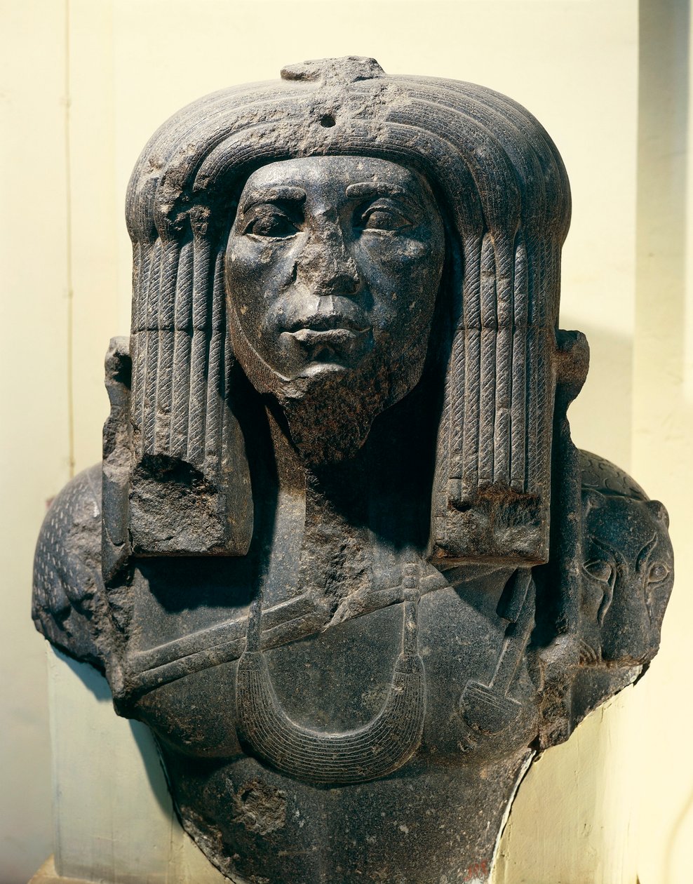 Amenemhat (Amenemhet) III ((Nimaat Re vagy Ammenemes III) mellszobra, papot ábrázolva, a Fayumból, Középbirodalomból, XII. dinasztia alkotó: Egyptian 12th Dynasty