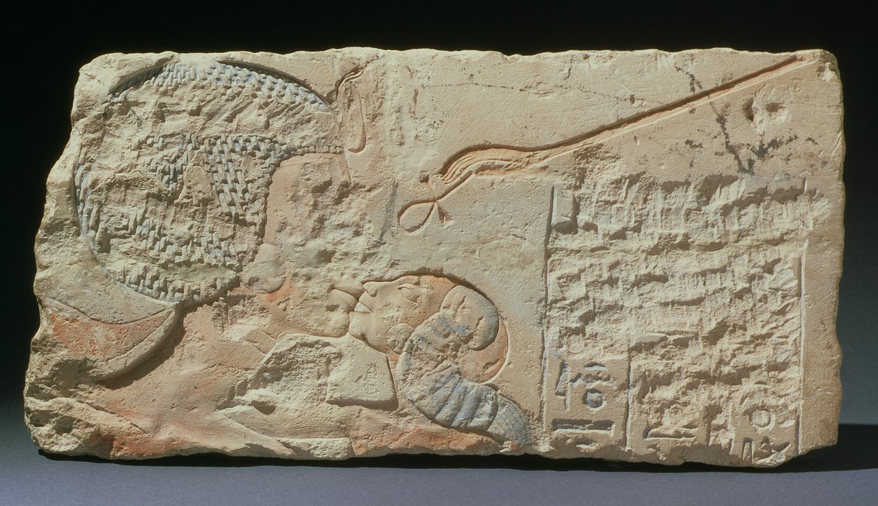 Egy csók, egy dombormű Nefertiti királynőről, aki megcsókolja egyik lányát, Hermopolisból, Új Királyságból, Amarna-korszakból (festett mészkő) alkotó: Egyptian 18th Dynasty