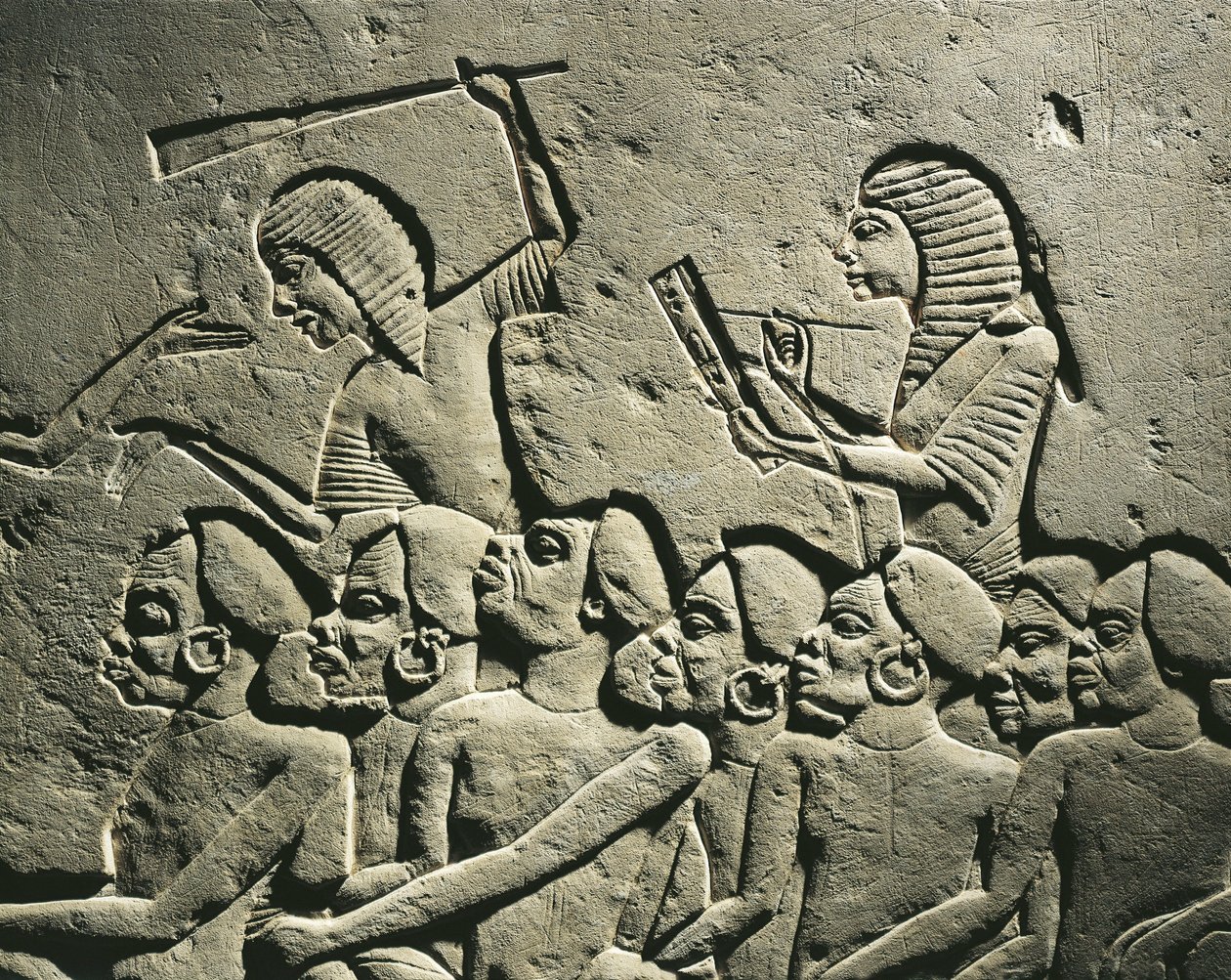 Negroid foglyok egy csoportja, akiket botokkal felfegyverzett őrök vesznek körül, miközben egy írnok jelentést készít. Relief Horemheb sírjából, Szakkarában, részlet alkotó: Egyptian 18th Dynasty