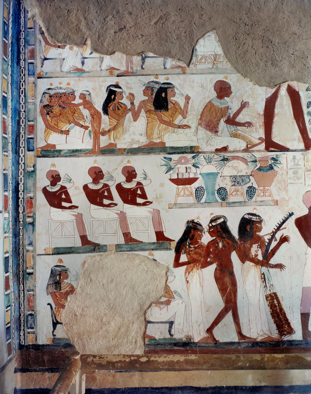 Egy rabszolgalány segíti a női vendégeket, míg mások gyümölcsöt cserélnek ... alkotó: Egyptian 18th Dynasty