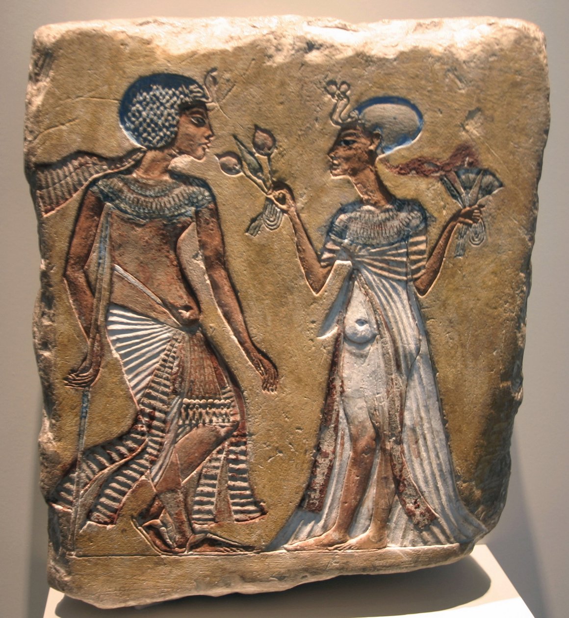 Ehnaton (uralkodott i.e. 1353-1336) és Nefertiti (Kr.e. 1370-Kr.e. 1330) Ehnaton egyiptomi fáraó nagy királyi felesége. Dombormű az Egyiptomi Múzeumban a berlini Altes Múzeumban. alkotó: Egyptian 18th Dynasty