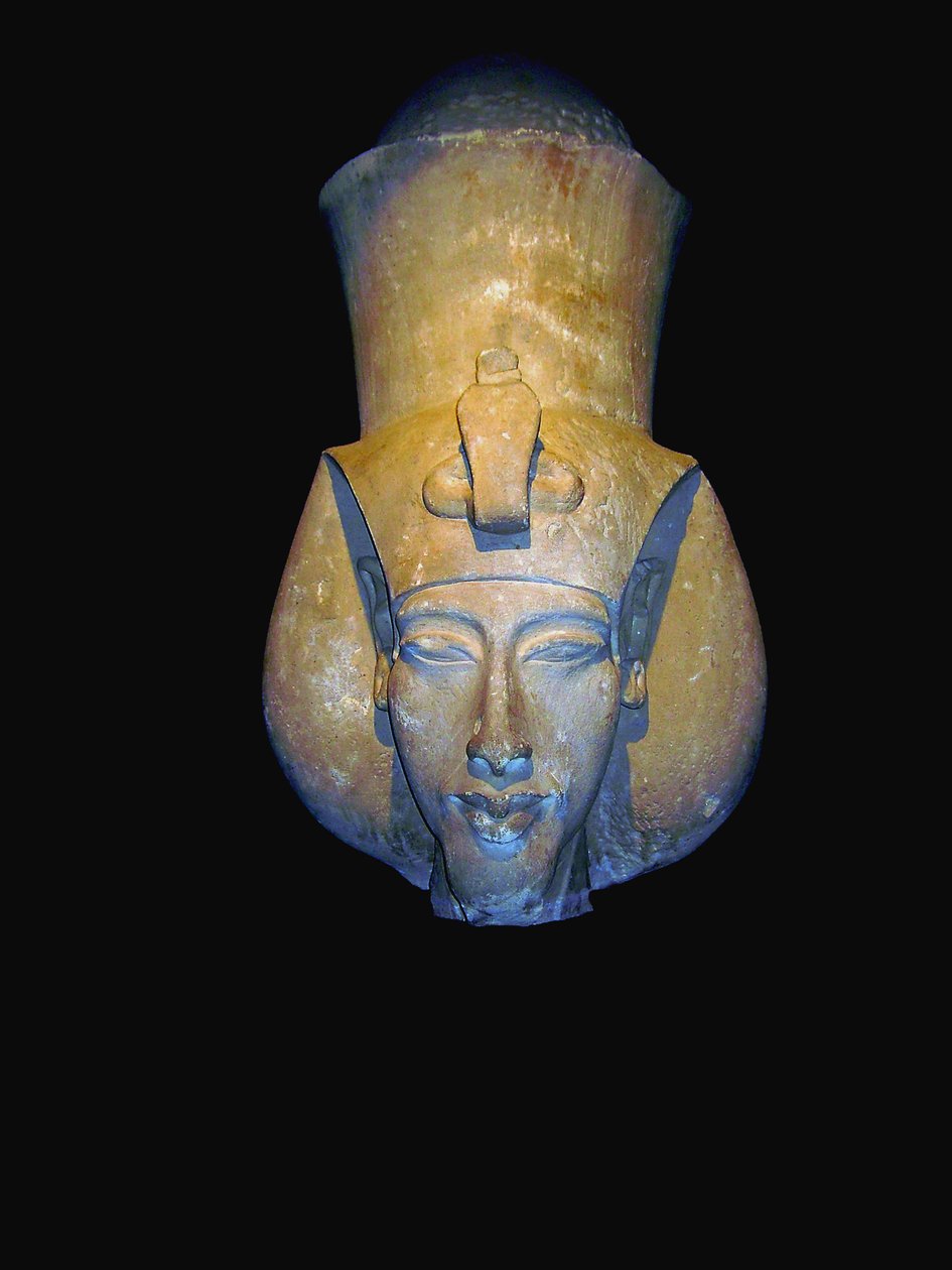 Ehnaton. IV. Amenhotep (néha görög formája, Amenophis IV, ami azt jelenti, hogy Amun elégedett), egyiptomi tizennyolcadik dinasztia fáraója, 17 évig uralkodott, és ie 1336-ban vagy ie 1334-ben halt meg. Felhagyott a hagyományos egyiptomi politeizmussal és  alkotó: Egyptian 18th Dynasty