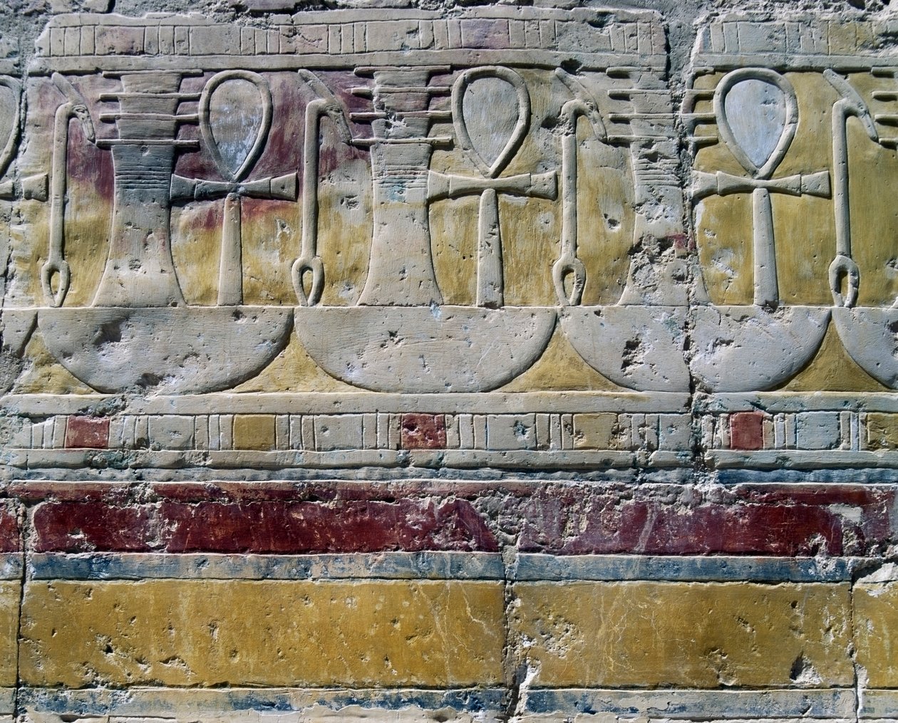 Ankh, az élet hieroglifikus jele, Djed, oszlopszerű szimbólum, és Uas, a jogar jele, festett reliefek, Hathor kápolna, Hatsepszut királynő halotti temploma, Deir el-Bahri, Théba, egyiptomi civilizáció, Újbirodalom, XVIII. dinasztia. alkotó: Egyptian 18th Dynasty