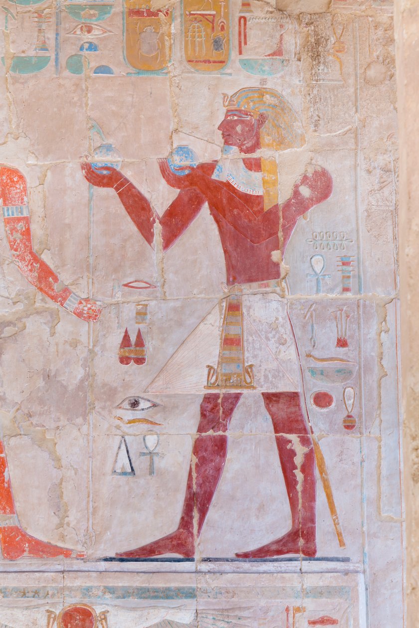 Bas domborműves kép, amely áldozatokat hozó fáraót ábrázol, Deir Al Bahari hatsepsuti temploma, Luxor, Egyiptom (fotó) alkotó: Egyptian 18th Dynasty