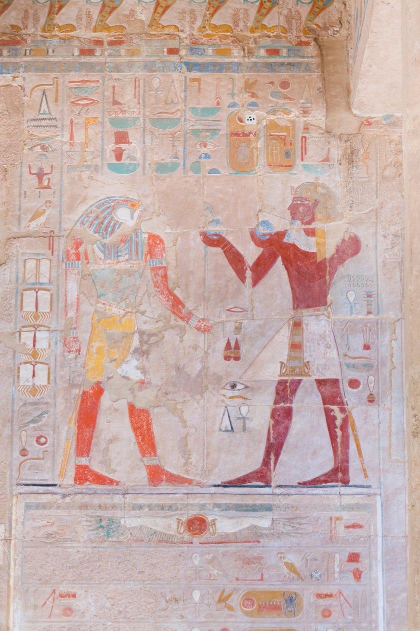Bas domborműves kép, amely a fáraót ábrázolja (jobbra), aki felajánlásokat tesz Hórusz istennek, Deir Al Bahari hatsepszuti temploma, Luxor, Egyiptom (fotó) alkotó: Egyptian 18th Dynasty