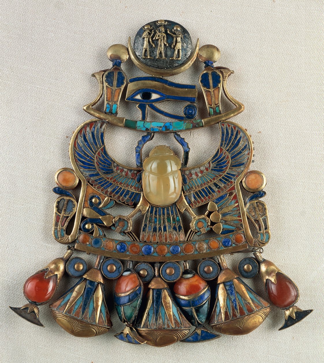 Mellpáncél nap- és holdemblémákkal, Tutanhamon sírjából, Théba, Egyiptom, Aranyművesség, Egyiptomi civilizáció, Újbirodalom, XVIII. dinasztia alkotó: Egyptian 18th Dynasty