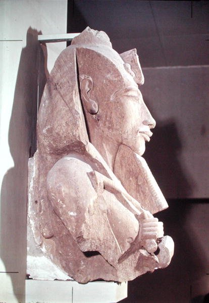 IV. Amenophis (Akhenaten) mellszobra (Kr. e. 1364-1347 körül) a karnaki Amun templomból, Kr. e. 1353-1337 körül (homokkő). alkotó: Egyptian 18th Dynasty