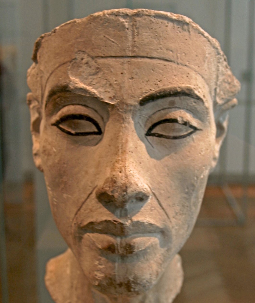 Nefertiti mellszobra (Kr. e. 1370-től 1330-ig) Ehnaton egyiptomi fáraó nagy királyi felesége (fő hitvese). Nefertiti és férje a vallási forradalomról voltak ismertek. Egyetlen istent kezdtek imádni, Atont, a napkorongot. alkotó: Egyptian 18th Dynasty