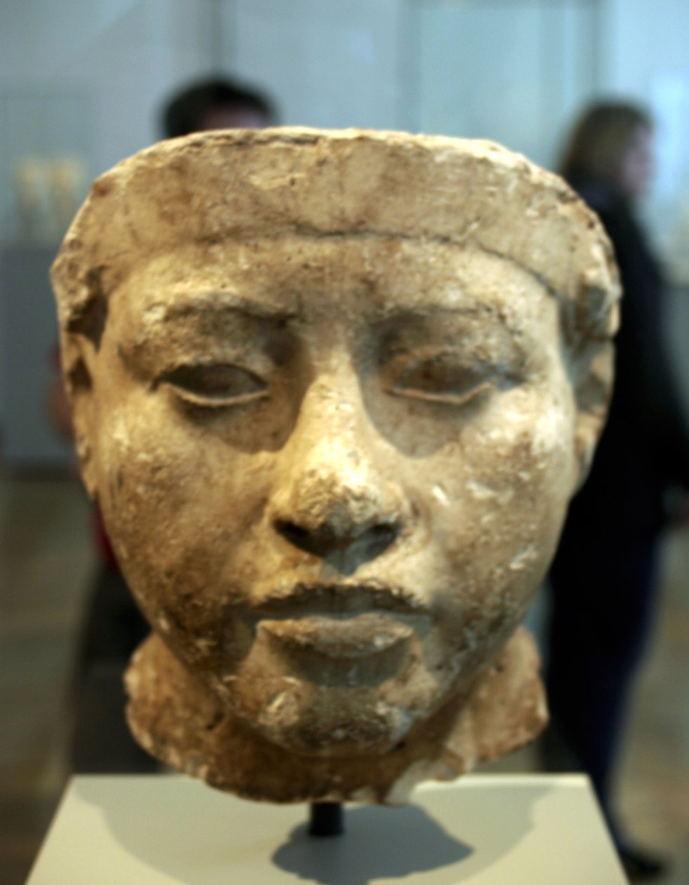 Nefertiti mellszobra (Kr. e. 1370-től 1330-ig) Ehnaton egyiptomi fáraó nagy királyi felesége (fő hitvese). Nefertiti és férje a vallási forradalomról voltak ismertek. Egyetlen istent kezdtek imádni, Atont, a napkorongot. alkotó: Egyptian 18th Dynasty