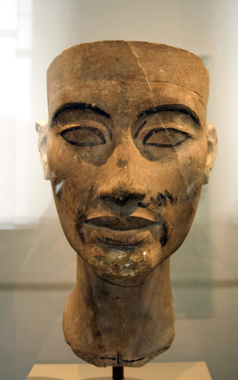 Nefertiti mellszobra (Kr. e. 1370-től 1330-ig) Ehnaton egyiptomi fáraó nagy királyi felesége (fő hitvese). Nefertiti és férje a vallási forradalomról voltak ismertek. Egyetlen istent kezdtek imádni, Atont, a napkorongot. alkotó: Egyptian 18th Dynasty