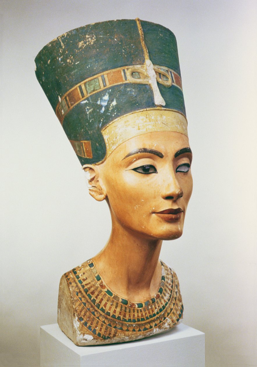 Nefertiti királynő mellszobra, Thutmose szobrászművész Tell el-Amarna műterméből (festett mészkő) (lásd még: 114019, 114020 és 267404) alkotó: Egyptian 18th Dynasty