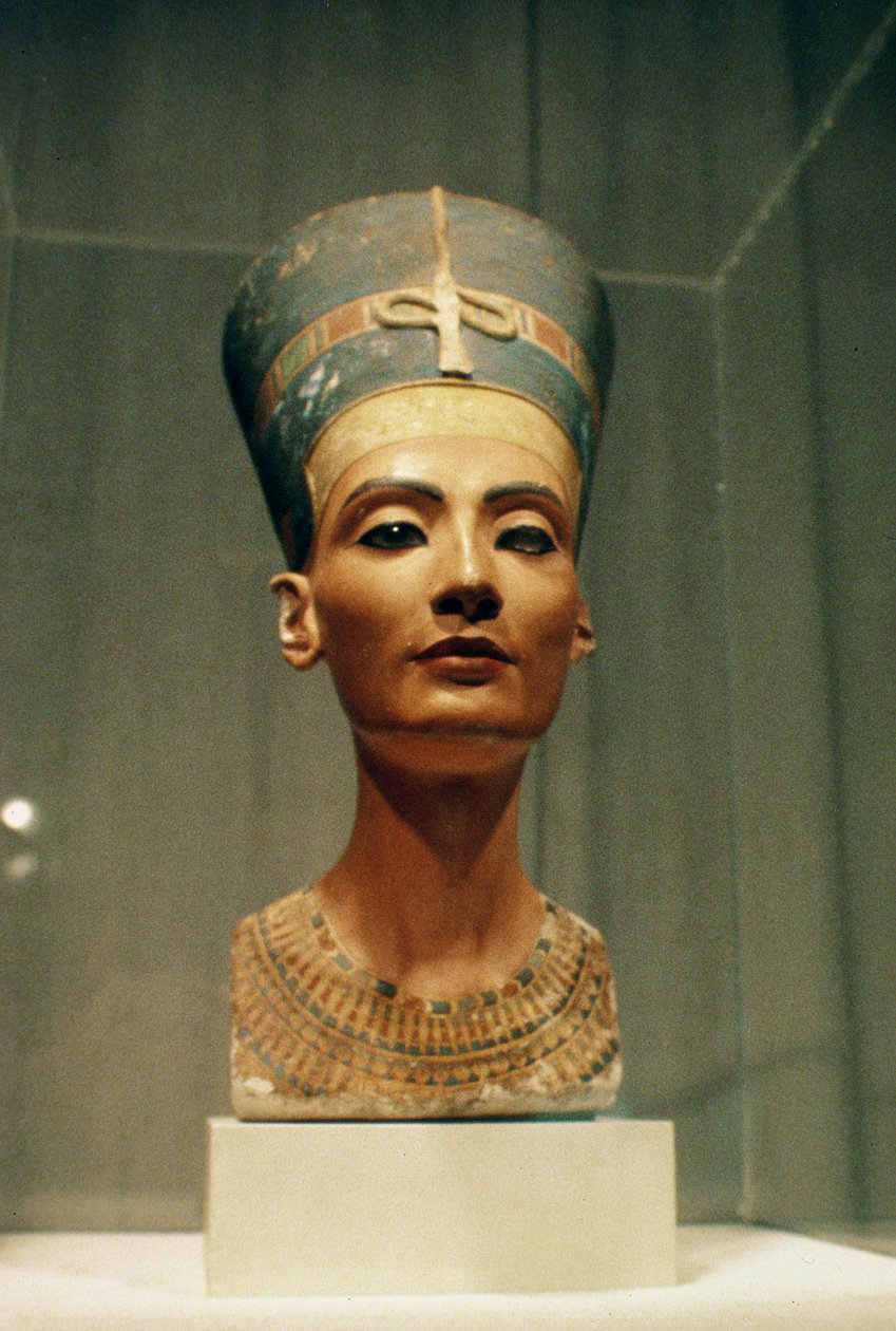 Nefertiti királynő mellszobra, elölnézet, Thutmose szobrász műterméből, Tell el-Amarnában (festett mészkő) (lásd még: 114018-20) alkotó: Egyptian 18th Dynasty