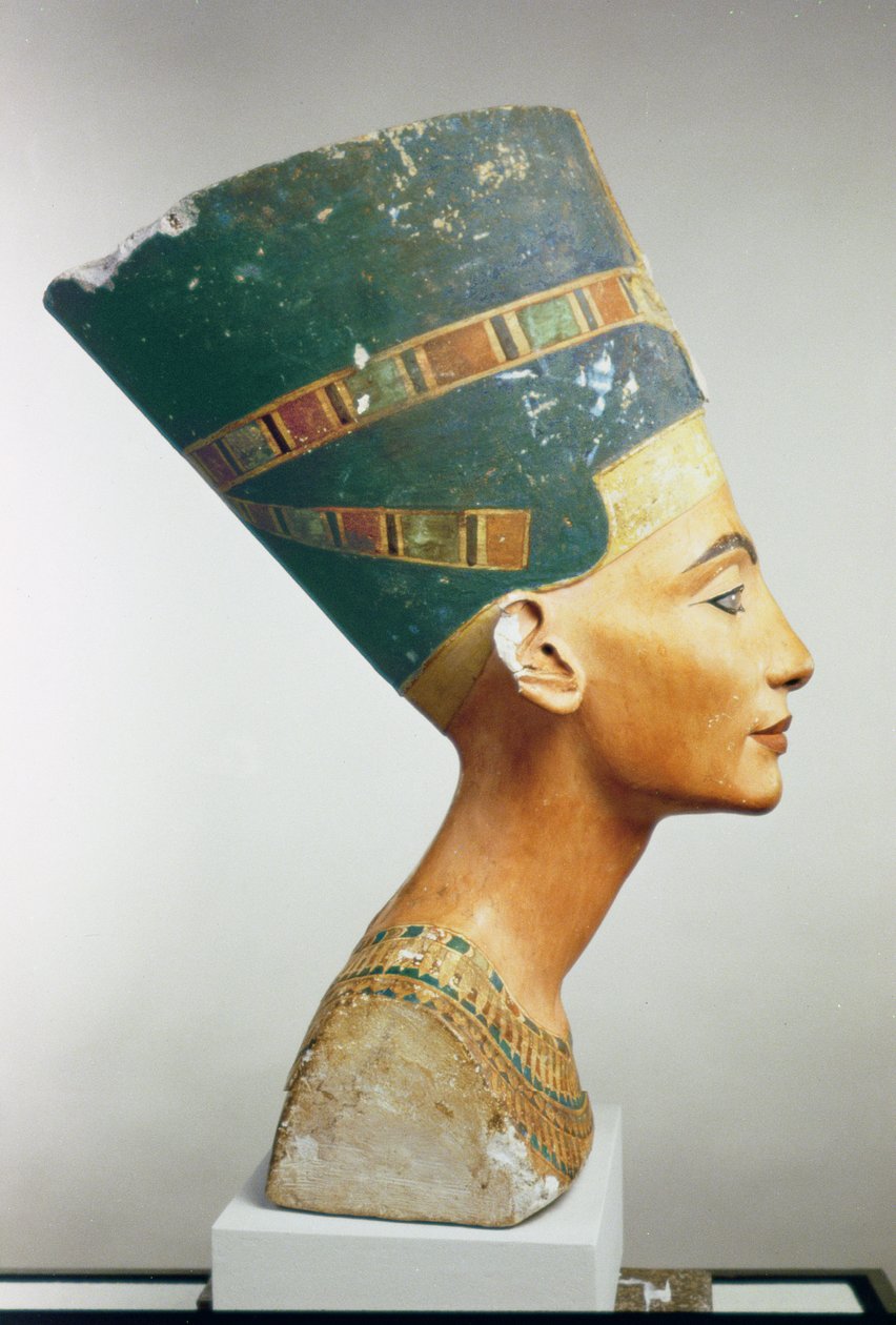Nefertiti királynő mellszobra, oldalnézet, Thutmose Tell el-Amarna műterméből (festett mészkő) (lásd még: 114018 és 114019) alkotó: Egyptian 18th Dynasty