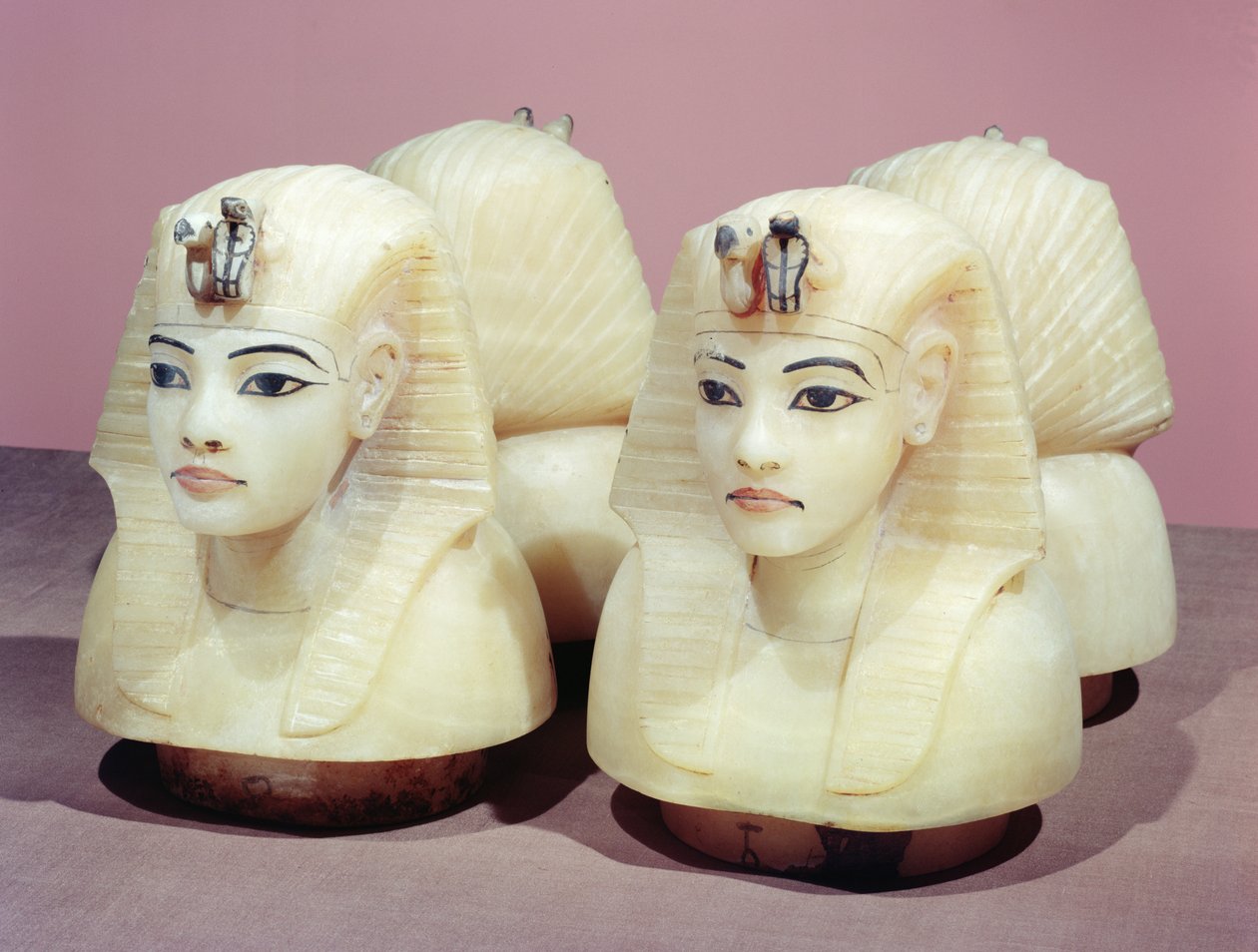 Canopic urnák, Tutanhamon sírjából, Új Királyság (alabástrom) (lásd még: 383303, 149422 és 149486) alkotó: Egyptian 18th Dynasty