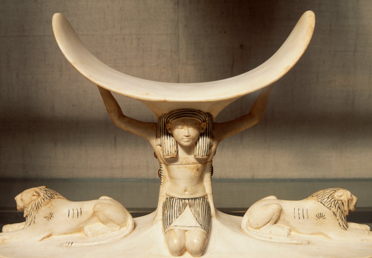 Faragott elefántcsont fejtámla, amelyet Shu támogat, a levegő megszemélyesítése, Tutanhamon sírjából, az egyiptomi civilizáció, XVIII. dinasztia alkotó: Egyptian 18th Dynasty