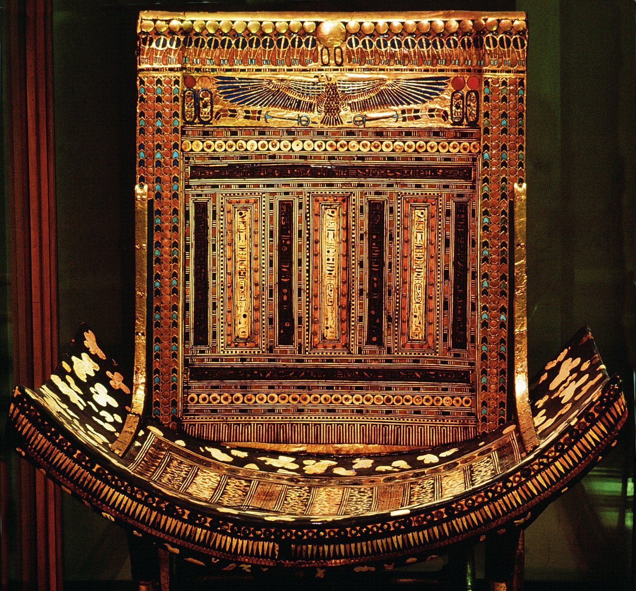 Tutankhamon ünnepi széke, az ívelt ülés és háttámla részlete, Újbirodalom, ie 1325 körül (aranyozott és berakásos fa) (59232 részlet) alkotó: Egyptian 18th Dynasty