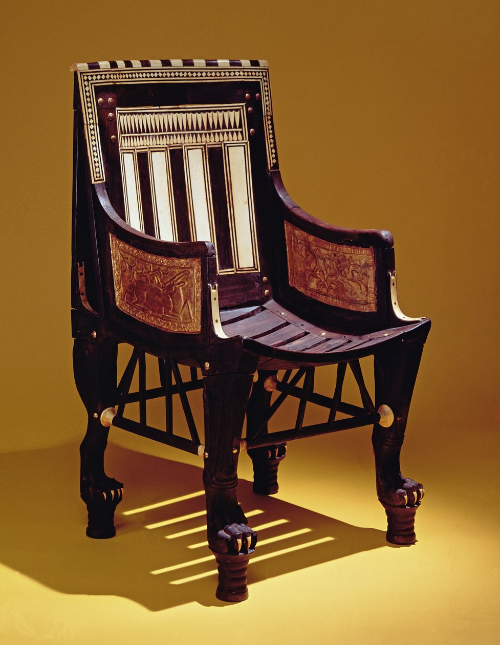 Gyermekszék, Tutanhamon sírjából, Új Királyság (fa elefántcsont intarziával) alkotó: Egyptian 18th Dynasty