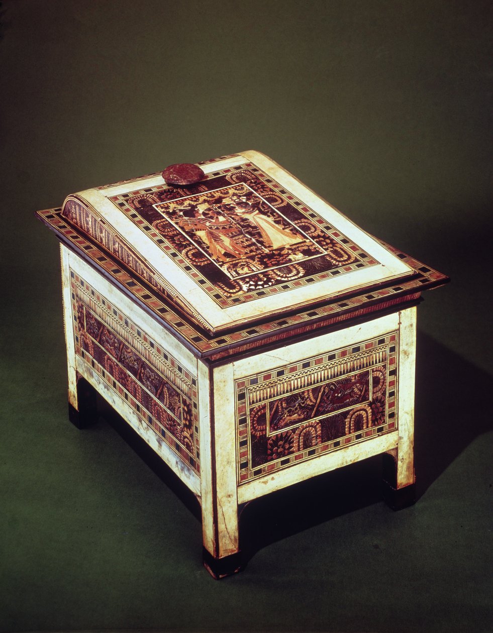 Coffer, Tutanhamon sírjából (Kr. e. 1370-1352) Új Királyság (fa, bronz, elefántcsont és színes máz) (lásd még: 220898) alkotó: Egyptian 18th Dynasty