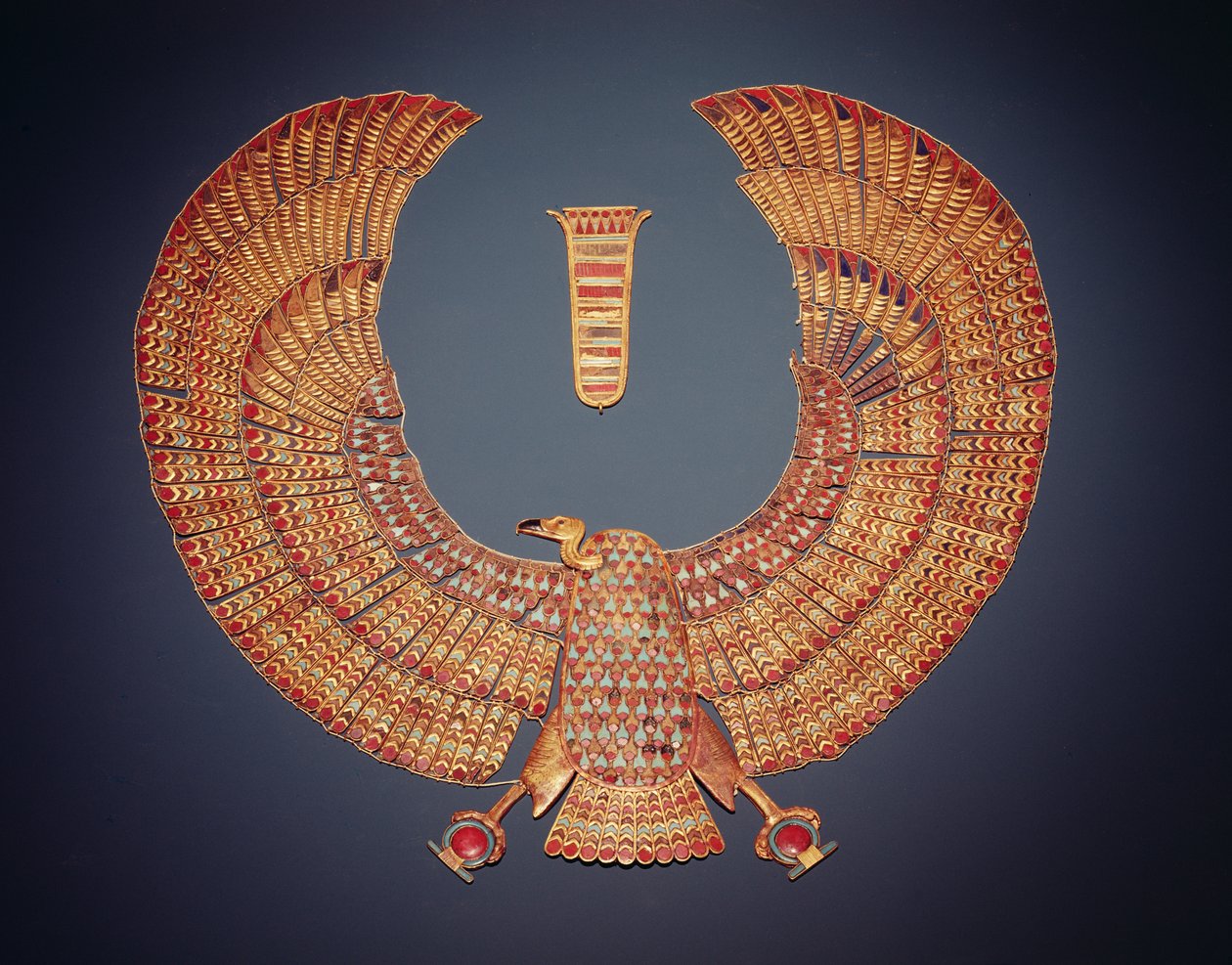 Nyakörv Nekhbet keselyűistennő alakjában, Tutanhamon sírjából (Kr. e. 1370-1352) Újbirodalom (arany, féldrágakövekkel kirakott) (lásd még: 153789) alkotó: Egyptian 18th Dynasty