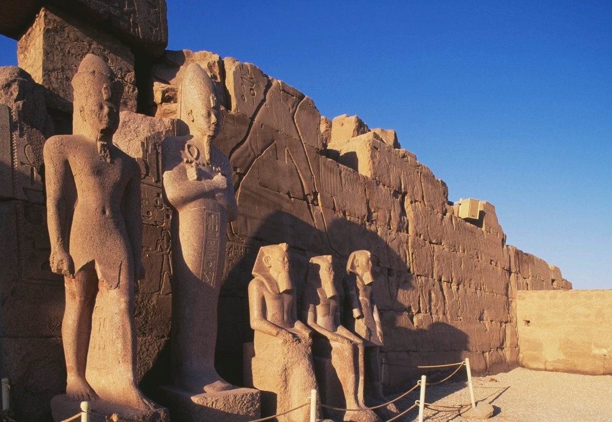 Amon templomának kolosszális szobrai, Thébai nekropolisz, Luxor, Egyiptom, Újbirodalom, XVIII. dinasztia alkotó: Egyptian 18th Dynasty