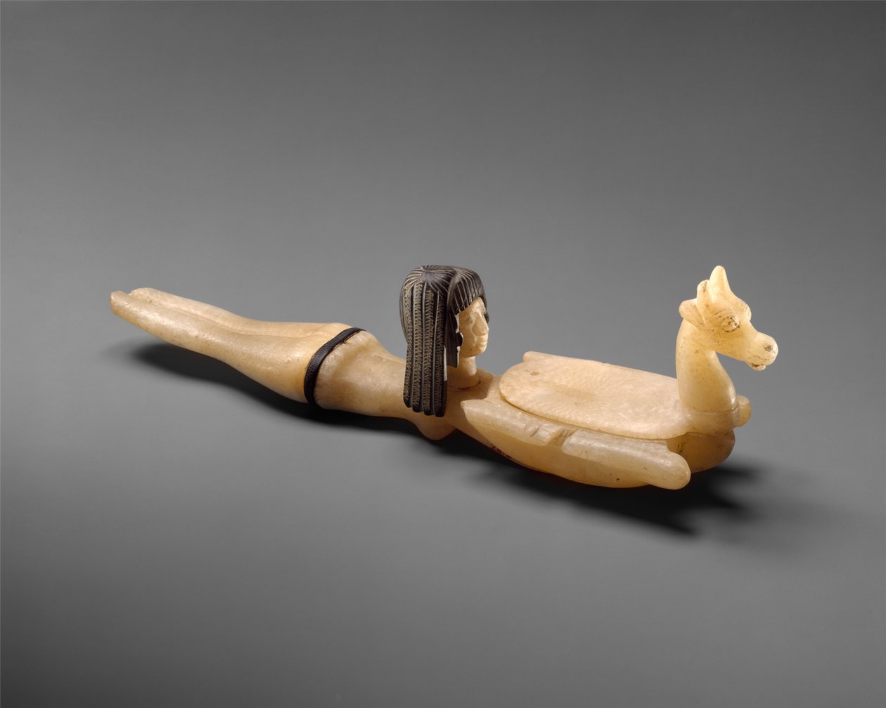Kozmetikai kanál úszó, edényt tartó nő alakjában, c. Kr.e. 1390–1352 (travertin és steatit) alkotó: Egyptian 18th Dynasty