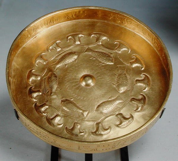 Djehuty általános kötelessége halakkal és virágokkal díszített étel, Új Királyság, 1479-1425 körül (arany) alkotó: Egyptian 18th Dynasty