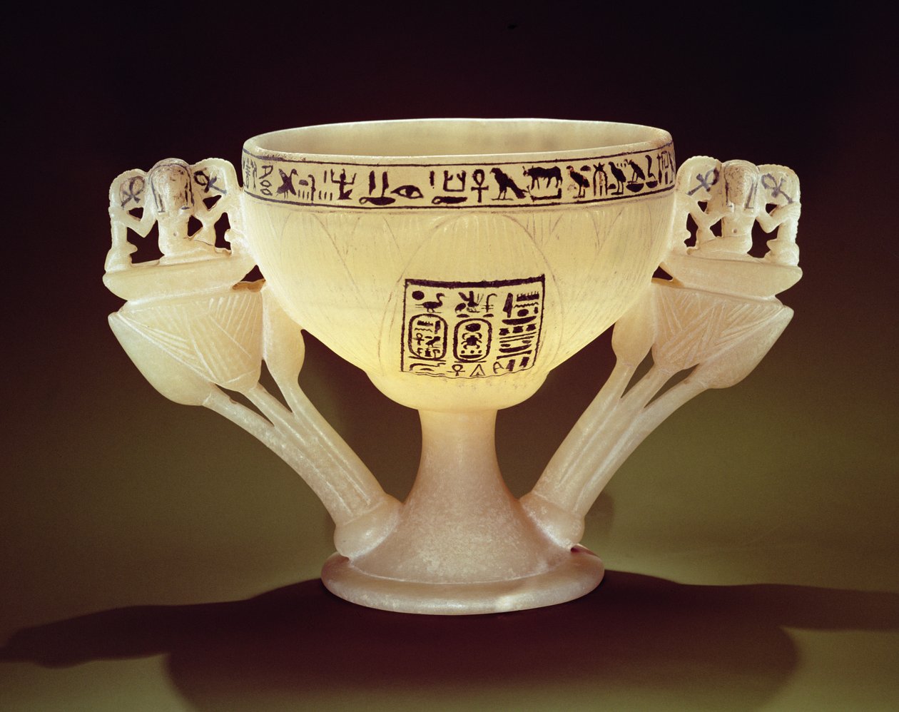 Ivópohár félig kinyílt lótuszvirág formájában, Tutanhamon (Kr. e. 1370-1352) Új Királyság (alabástrom) sírjának bejáratánál található (lásd még: 162302 és 149480) alkotó: Egyptian 18th Dynasty