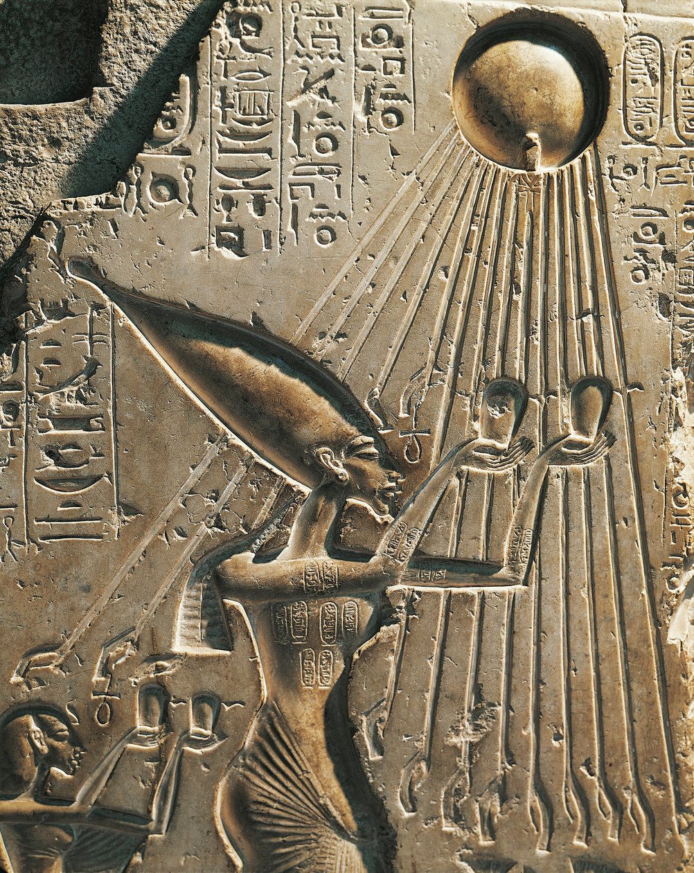 Egyiptom, Tell el-Amarna, Amenhotep IV-et (Ehnaton fáraó, 1360-1342 körül) ábrázoló dombormű, miközben a napkorongot imádja, tizennyolcadik dinasztia, Újbirodalom (mészkő) alkotó: Egyptian 18th Dynasty