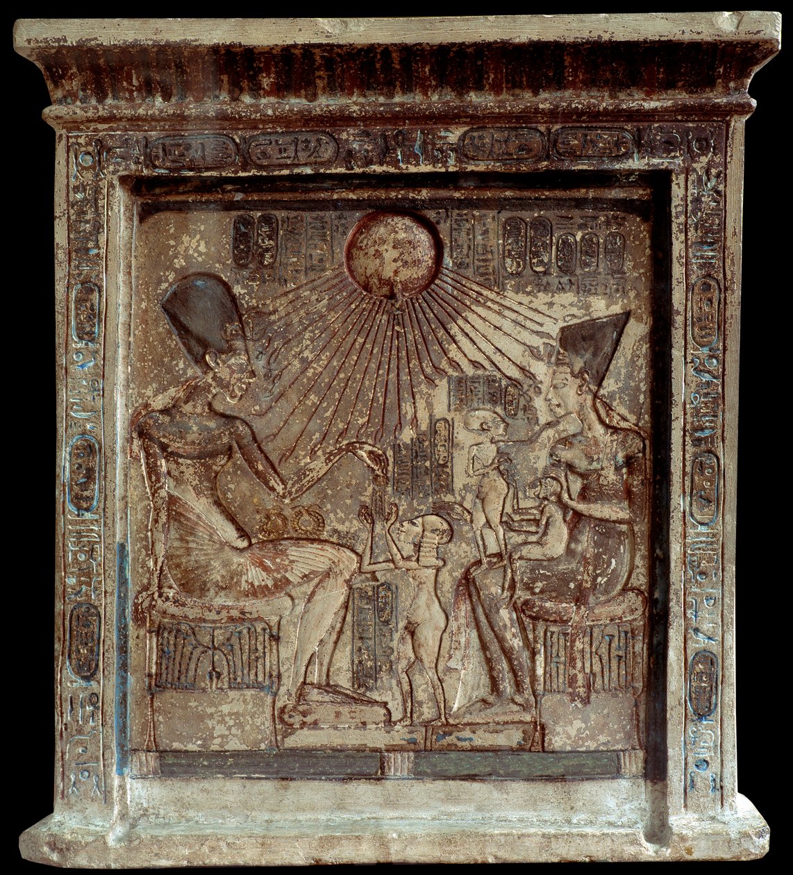 Nefertiti egyiptomi királynő (Kr. e. 1353-1336), IV. Amenophis fáraóval (Akhenaton vagy Amenhotep) (Kr. e. 1352-1338) és gyermekeikkel. Alacsony megkönnyebbülés. 18. dinasztia, Új Birodalom. Kairó, Egyiptomi Múzeum alkotó: Egyptian 18th Dynasty