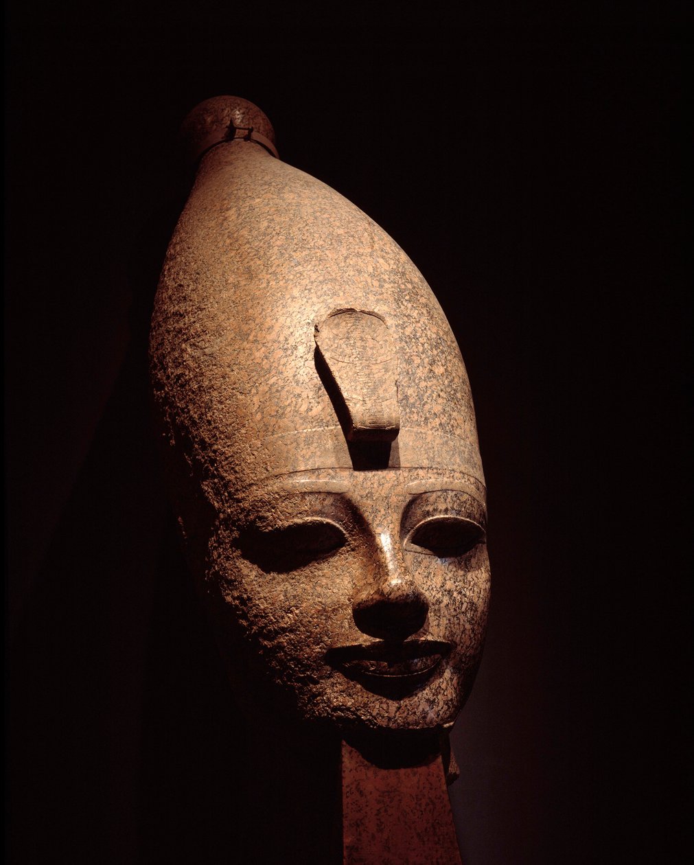 Egyiptomi antikvitás: Amenophis III (Amenhotep) kolosszális feje. Rózsa gránit szobor. Kr.e. 14. század. 18. dinasztia. Luxor Múzeum (Luksor vagy Luqsor). Egyiptom alkotó: Egyptian 18th Dynasty