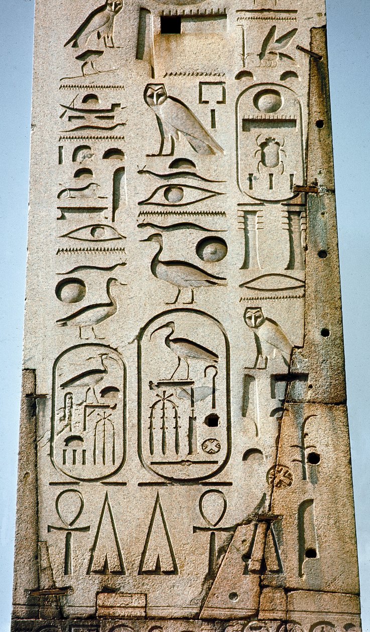 Egyiptomi antikvitás: a Lateranense obeliszk részlete, amelyet hieroglifákkal borítanak a thébai Amon templomból. Kr.e. 15. század. Szent János tér, Róma alkotó: Egyptian 18th Dynasty