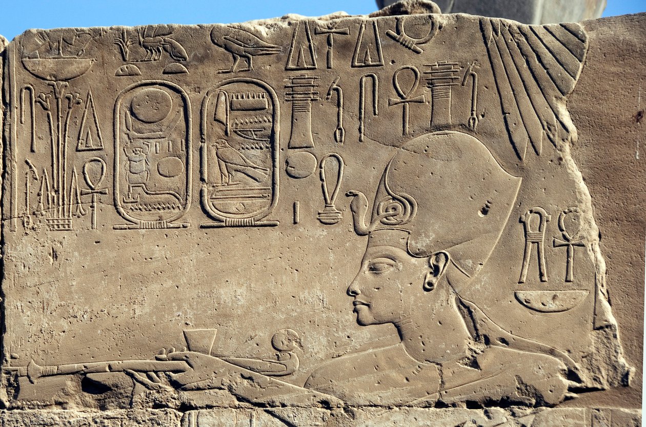 Egyiptomi antikvitás: Horemheb fáraót ábrázoló alacsony dombormű alkotó: Egyptian 18th Dynasty