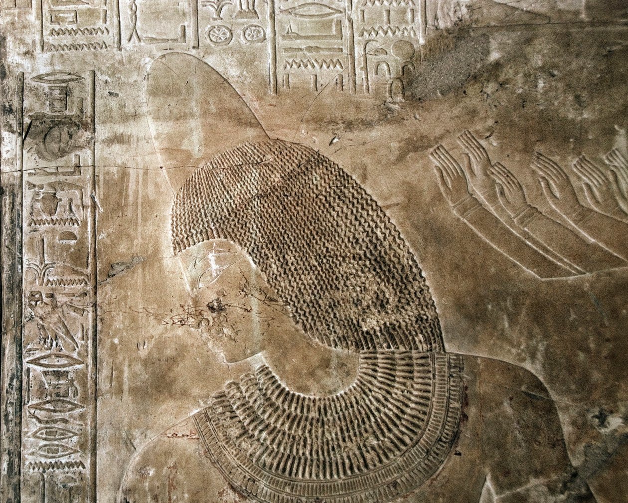 Egyiptomi antikvitás: Kha em Het (Khaemhat) Amenophis III udvarának padlásfelügyelője és írnoka sírjának domborműve (TT57), kúpot viselő karaktert ábrázol. 18. dinasztia. Kr.e. 1530-1290. Vallee des Nobles. Luxor, Ciszjordánia, Egyiptom alkotó: Egyptian 18th Dynasty
