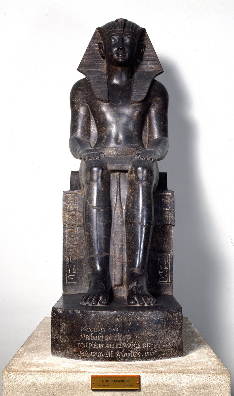 Egyiptomi antikvitás: Thutmosis (Tuthmosis vagy Thutmus) III. egyiptomi fáraót (Kr. e. 1504-1450 körül) ábrázoló bazanit szobor. 18. dinasztia. Thébaiból. Torino, Egyiptomi Múzeum alkotó: Egyptian 18th Dynasty