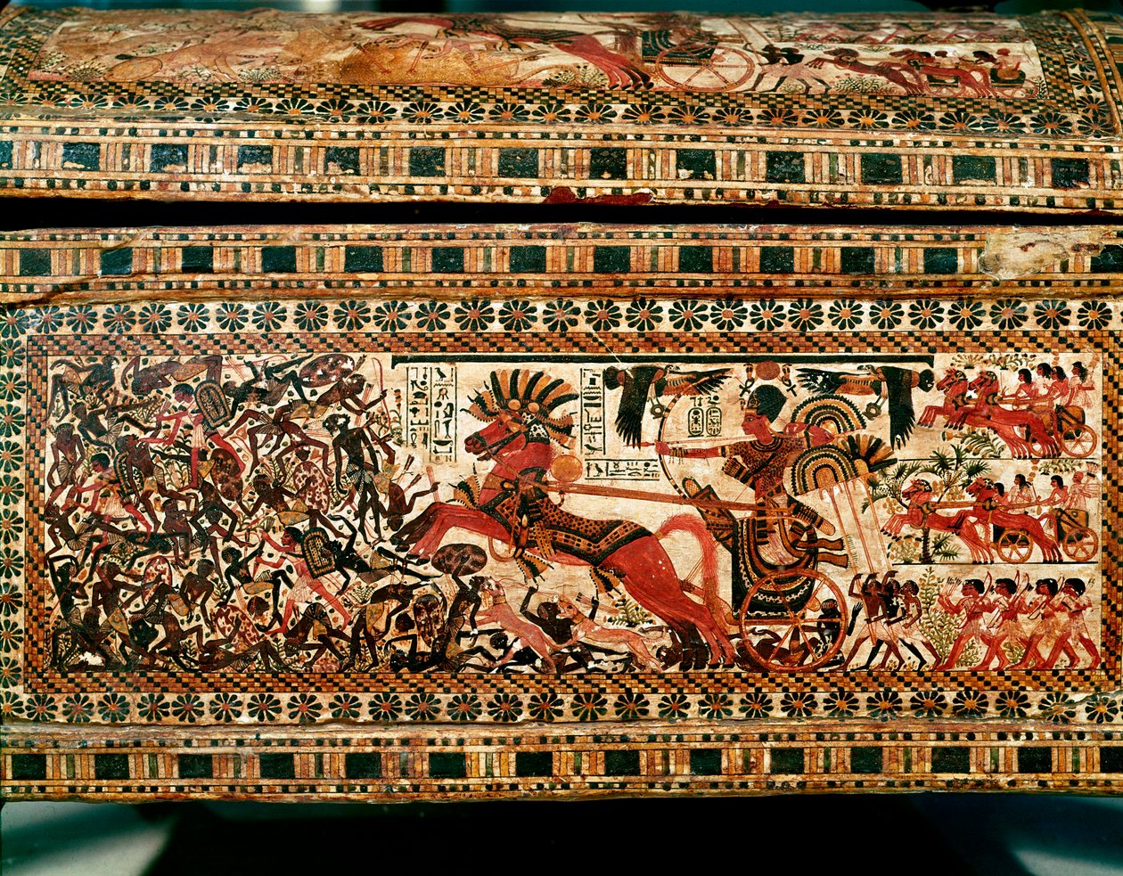 Egyiptomi antikvitás: kis fadoboz Tutanhamon fáraót ábrázoló jelenetekkel, amint núbiaiakat üldöz a tankján. 18. dinasztia. Tutankhamon (All-Ankh-amun vagy Tutankhamon) sírjából (Kr. e. 1345-1327) A Királyok Völgye. Théba. Nap. 61 cm Kairó, egyiptomi mus alkotó: Egyptian 18th Dynasty