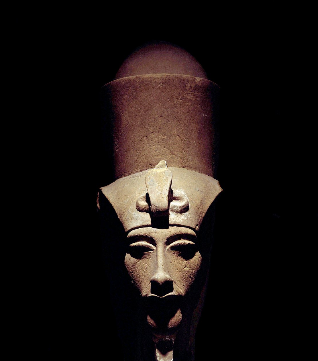 Egyiptomi antikvitás: Amenhotep IV (Amenophis IV vagy Ehnaton) szobra kettős koronával. Kr.e. 1301. 18. dinasztia. A szobor részlete. A thébai Amon Ra templomból. Luksor (Luxor vagy vagy Luqsor). Luxor Múzeum. Egyiptom alkotó: Egyptian 18th Dynasty