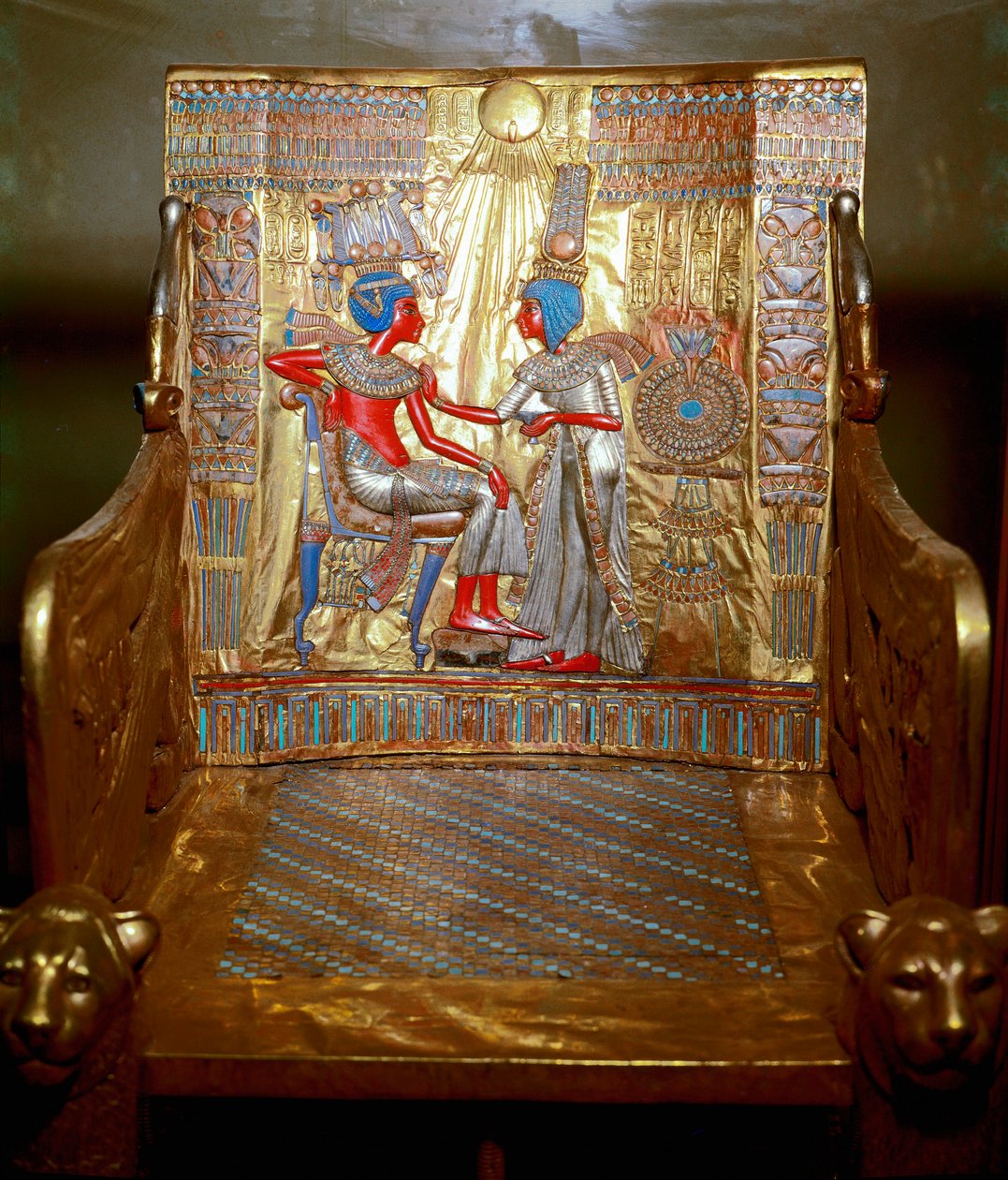 Egyiptomi antiquitis: arany fából készült trón, amelyet Tutanhamon festett, a fáraó trezorának részeként. Ankhesenpaaton királynő (Ankhesenpaamon, Ankhesenamon) ábrázolása, aki olajjal masszírozza bátyja és felesége, Tutanhamon vállát. alkotó: Egyptian 18th Dynasty