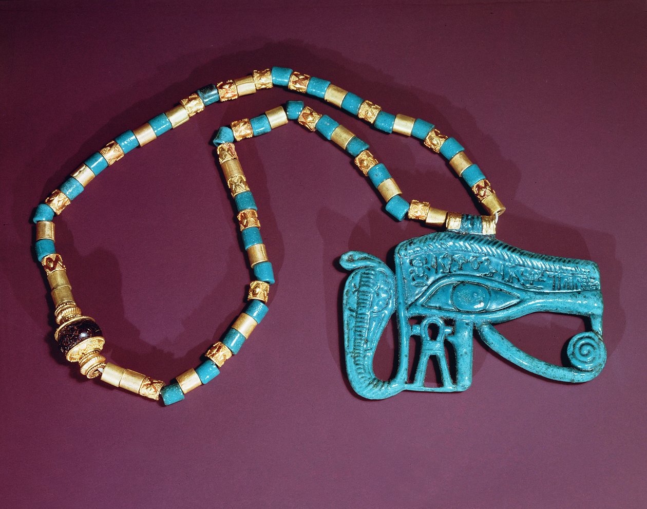 Eye of Ra pectoral, Tutanhamon sírjából, Új Királyság (arany és kék fajansz) alkotó: Egyptian 18th Dynasty