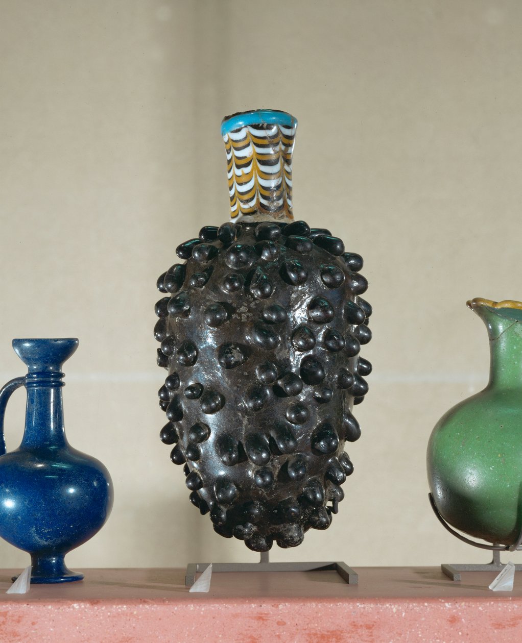 Flakon. Az ilyen edényeket úgy készítették, hogy egy mátrixot olvasztott üvegbe merítettek ... alkotó: Egyptian 18th Dynasty