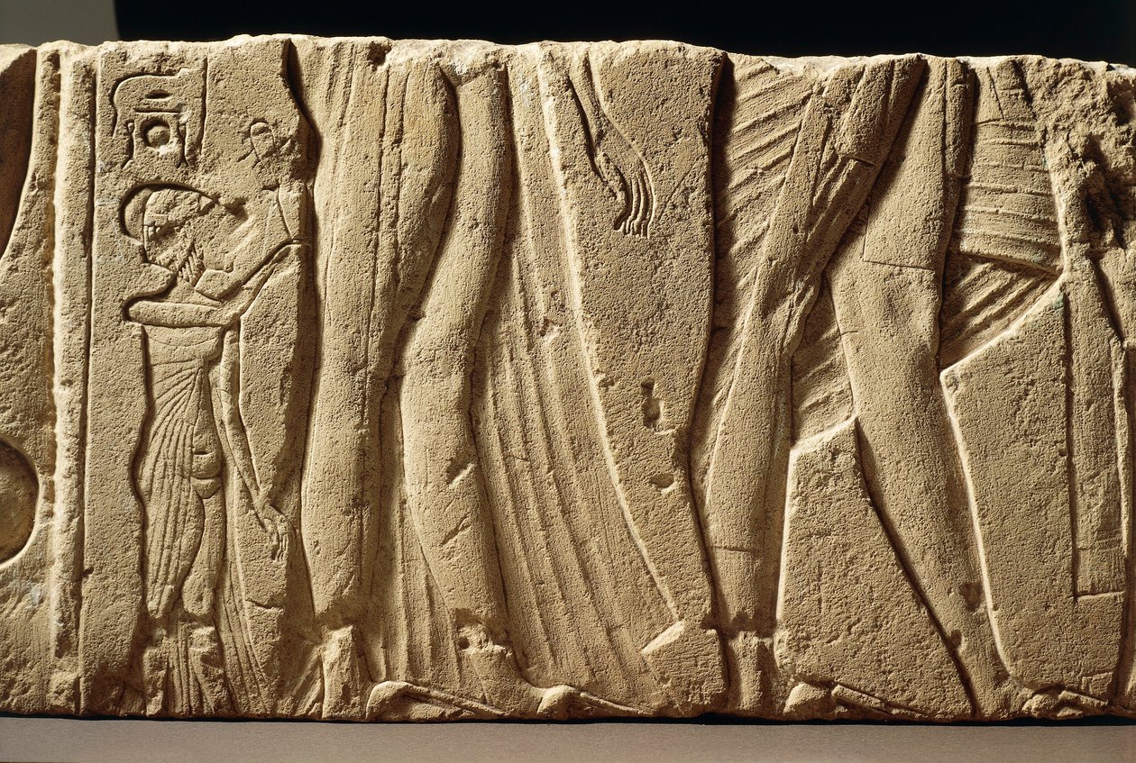 Hermopoliszból származó faragott fal töredéke, amely a szülőket és Akhenaton fiát kísérő hercegnőt ábrázolja. alkotó: Egyptian 18th Dynasty