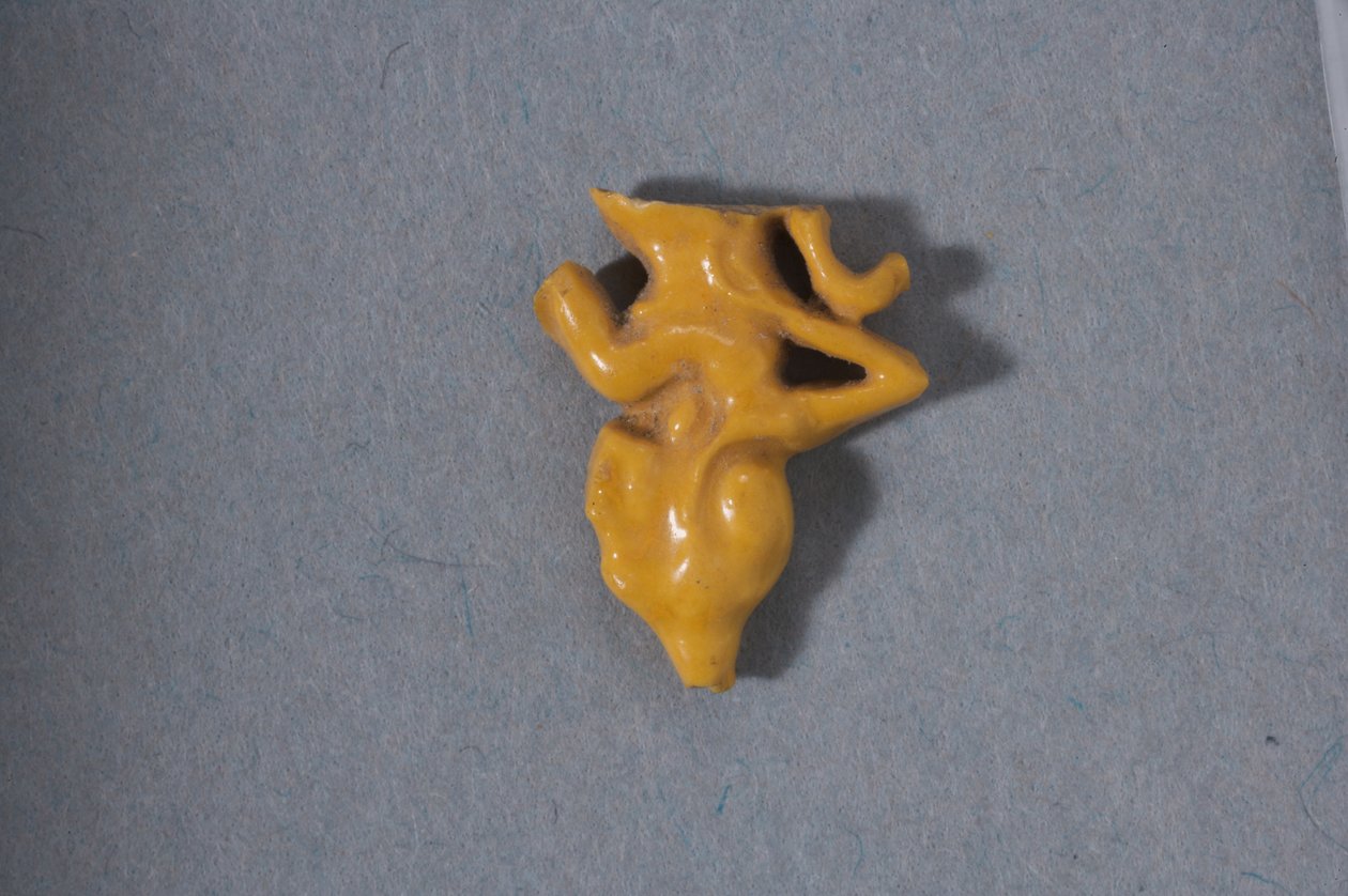 Ülő hercegnő töredékes áttört gyöngyszeme, Újbirodalom, Amarna-korszak (fajansz) alkotó: Egyptian 18th Dynasty