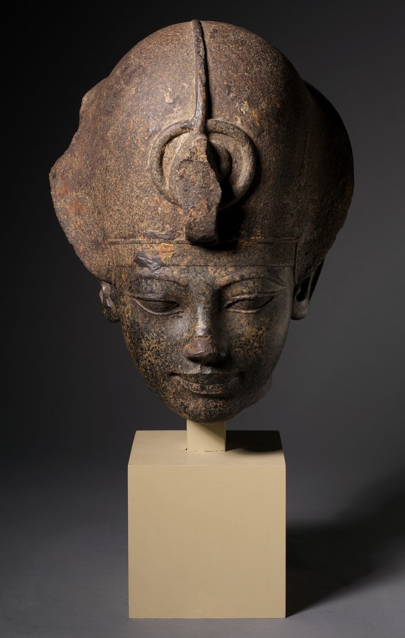 A kék koronát viselő Amenhotep III feje, ie 1391-1353 körül alkotó: Egyptian 18th Dynasty