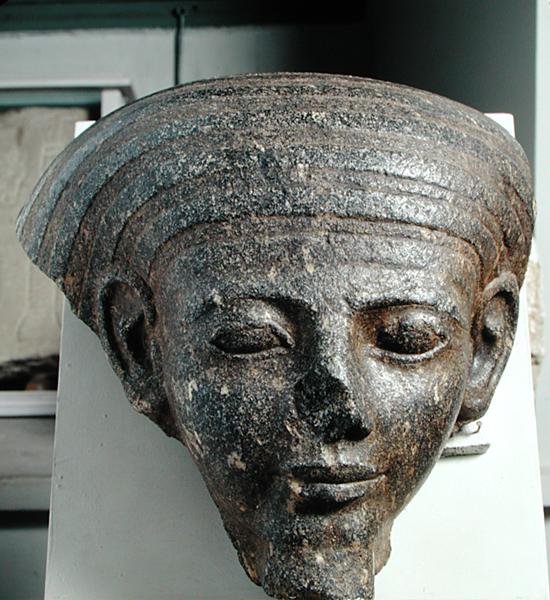 Egy pap feje, szarkofágból, Újbirodalom, ie 1350 körül (gránit) alkotó: Egyptian 18th Dynasty
