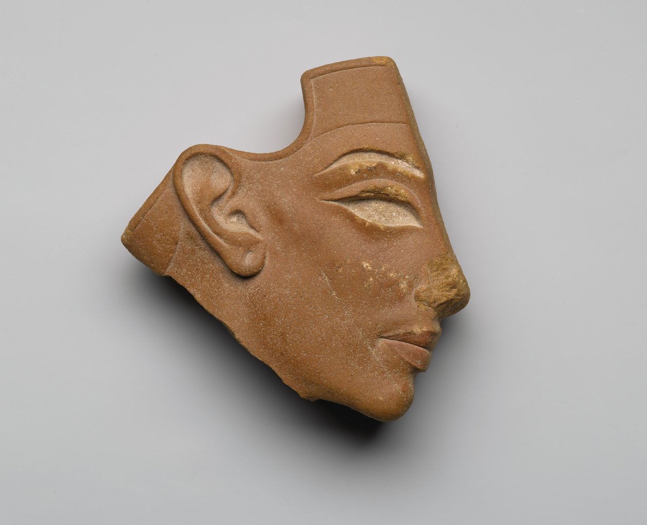 Betétes profilfej, Tell el-Amarnából, Új Királyságból, ie 1353-36 körül (vörös kvarcit) alkotó: Egyptian 18th Dynasty